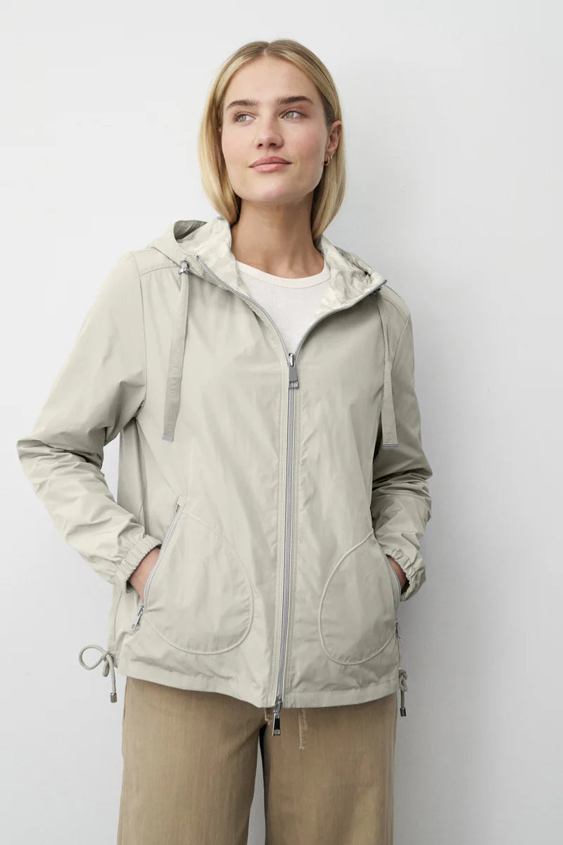 Mulher com parka meia estação, coleção primavera 2026 Sofico
