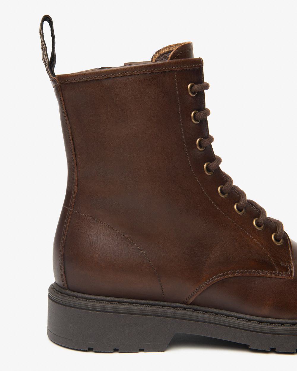 Nero Giardini combat Bota