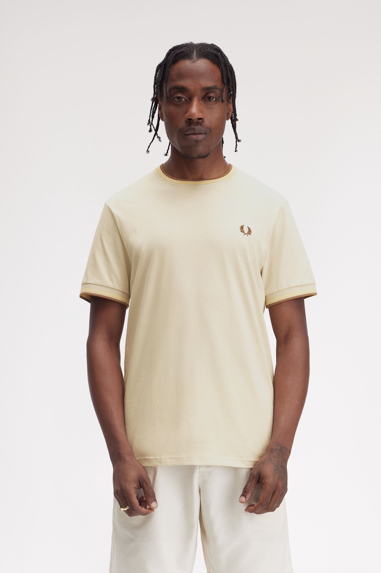 Fred Perry T-shirt Algodão Regular Fit Gola Redonda Modelo 4 bege - vista frontal