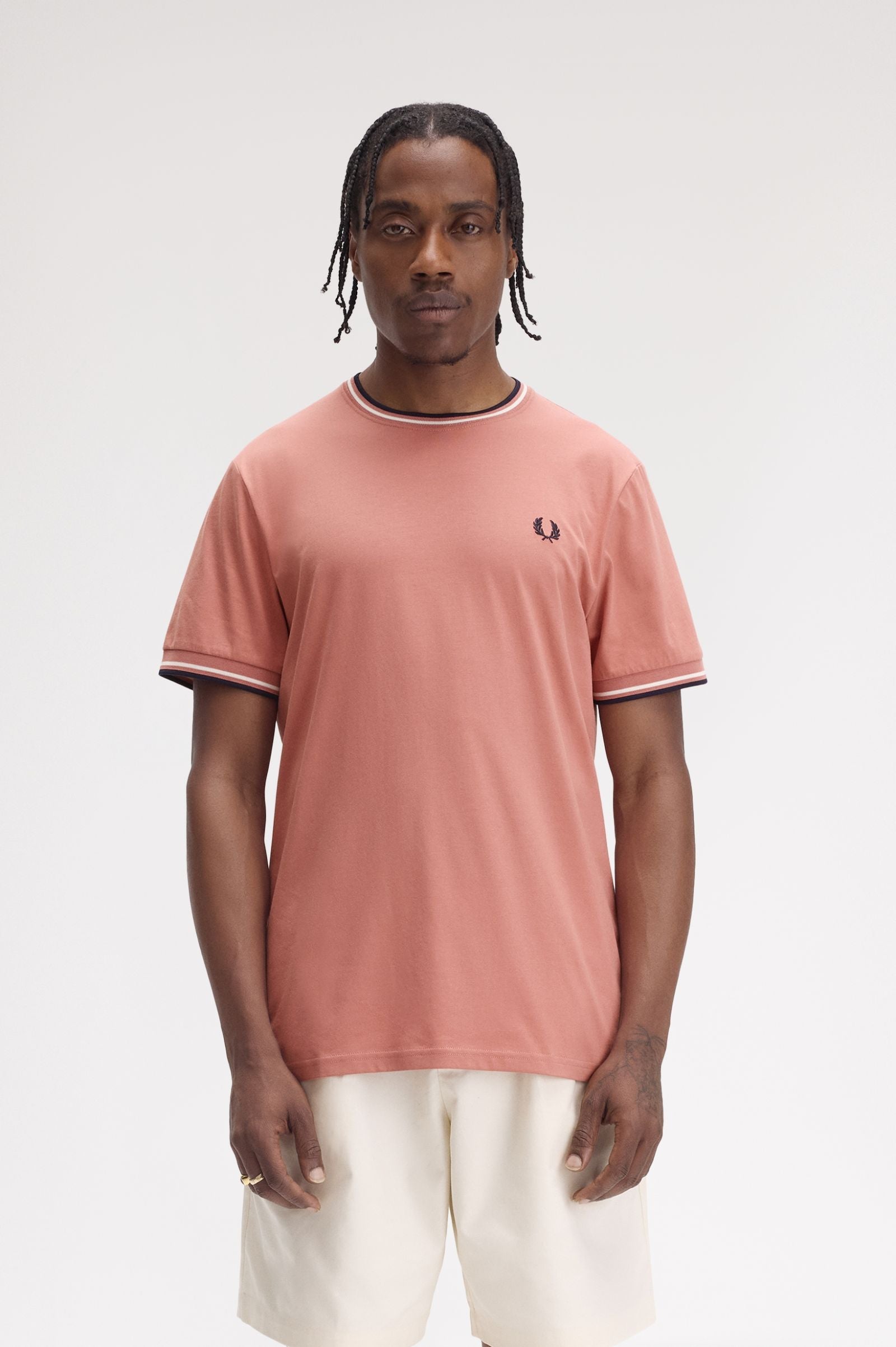 Fred Perry T-shirt Algodão Regular Fit Gola Redonda Modelo 3 rosa - vista frontal