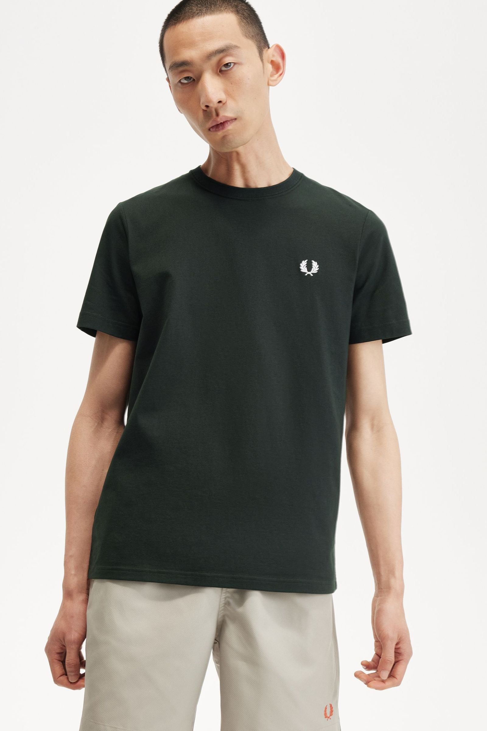 Fred Perry T-shirt Algodão Regular Fit Gola Redonda Modelo 9 verde - vista frontal
