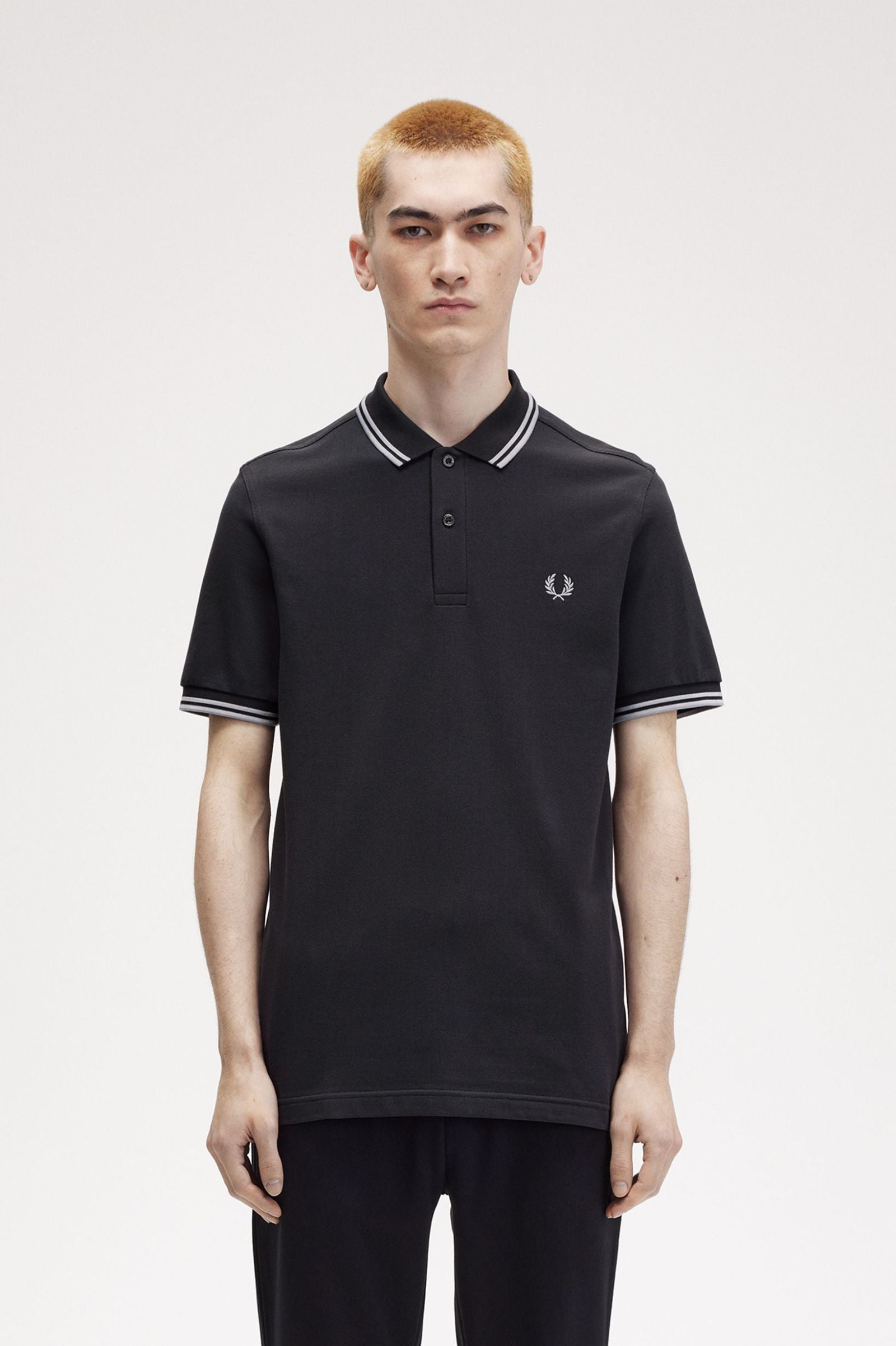 Fred Perry Polo Piqué Algodão Regular Fit Modelo 4 cinzento - vista frontal