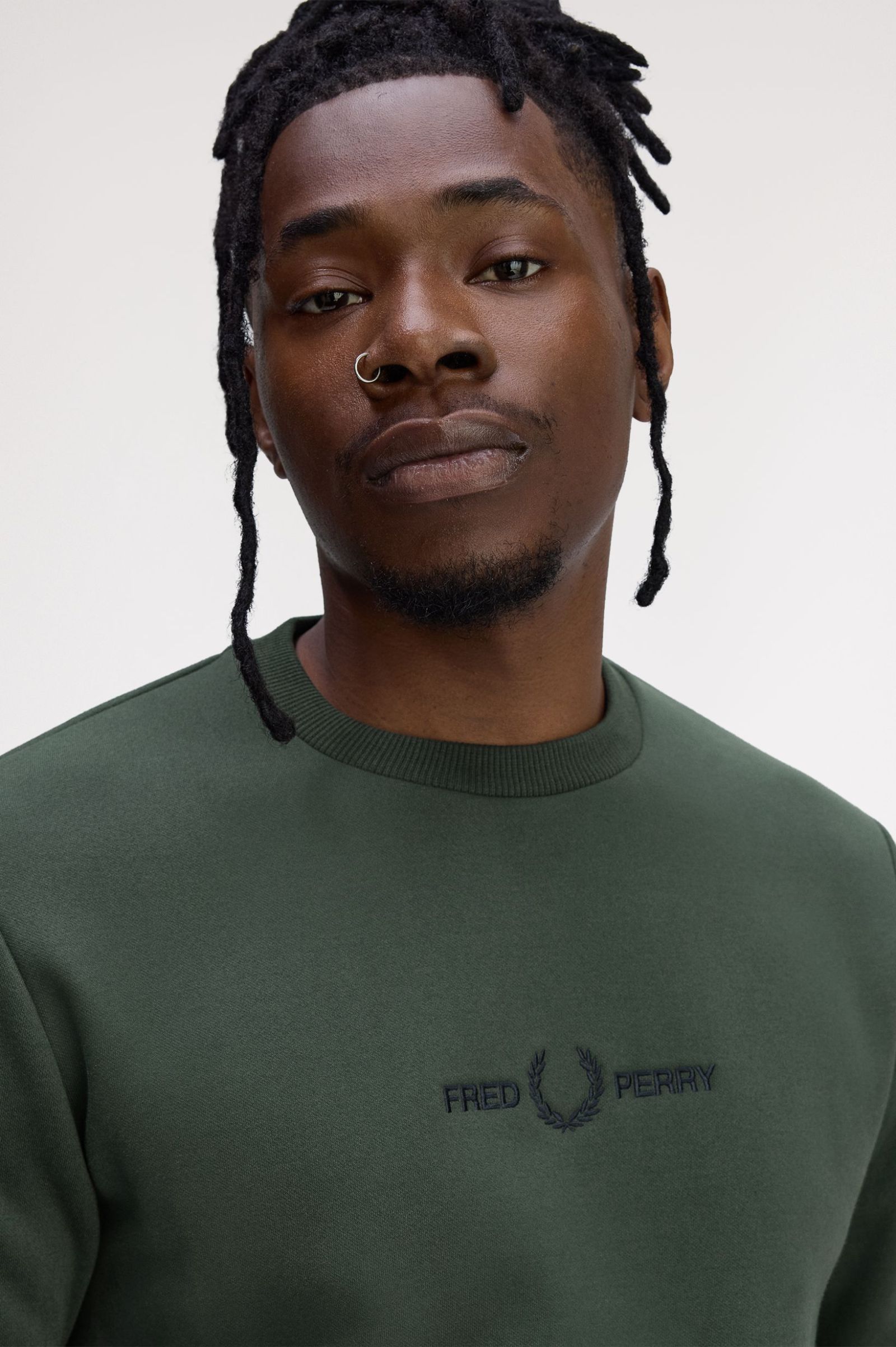 Fred Perry Sweatshirt Bordado Algodão Regular Fit Modelo 2 - detalhe