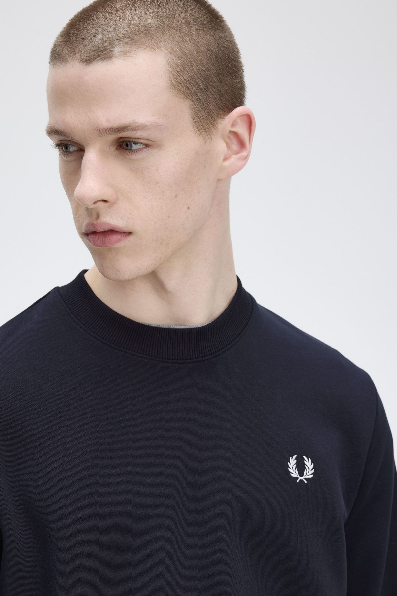 Fred Perry Sweatshirt Bordado Algodão Regular Fit Modelo 3 - detalhe