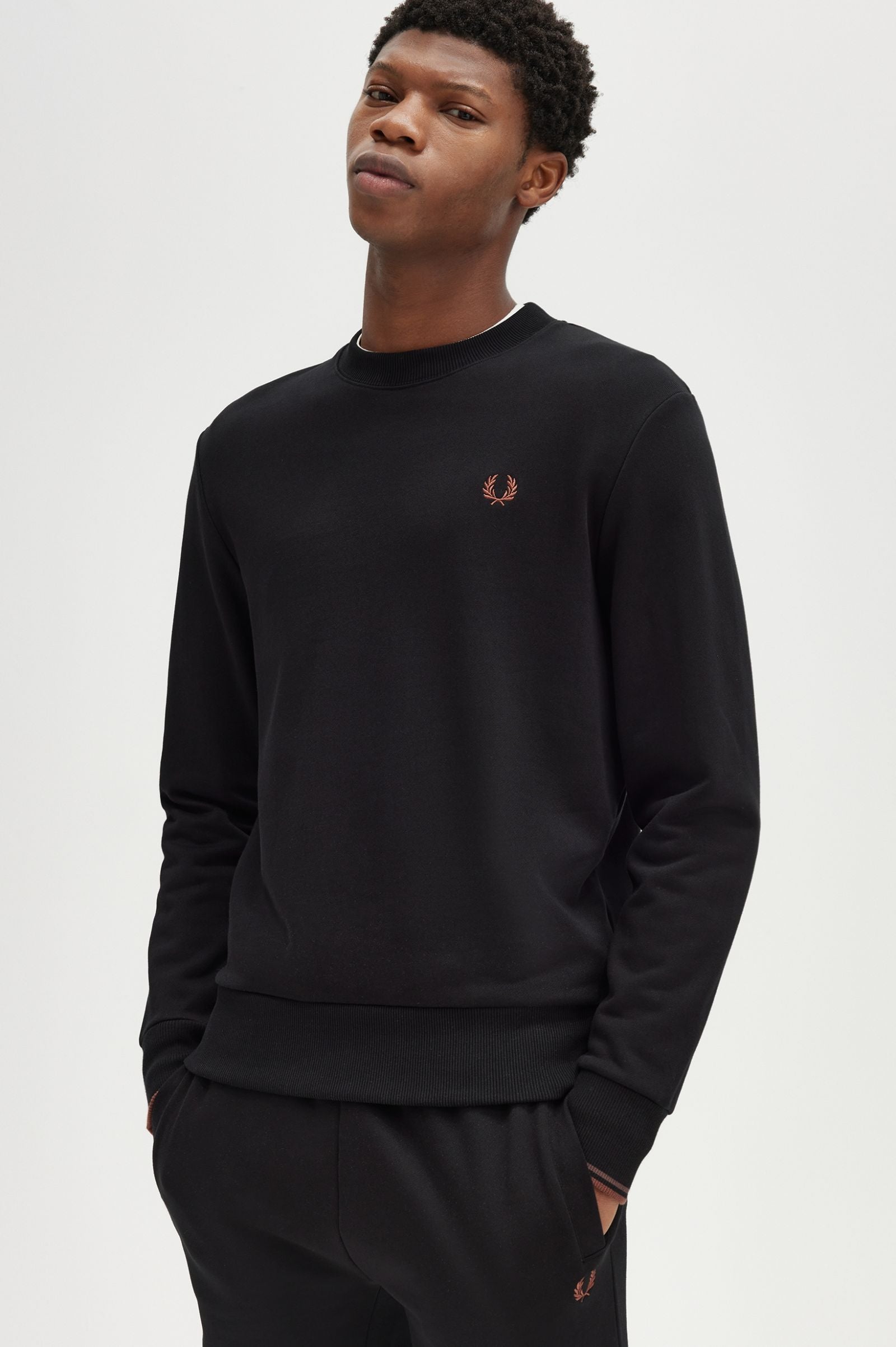 Fred Perry Sweatshirt Bordado Algodão Regular Fit Modelo 6 preto - vista frontal