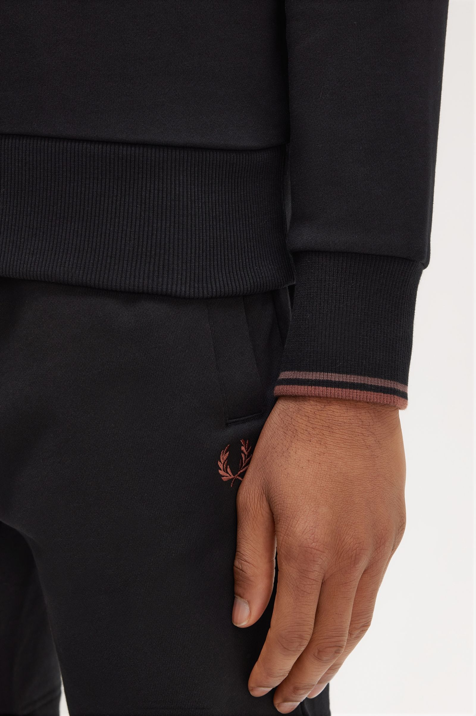 Fred Perry Sweatshirt Bordado Algodão Regular Fit Modelo 6 - detalhe