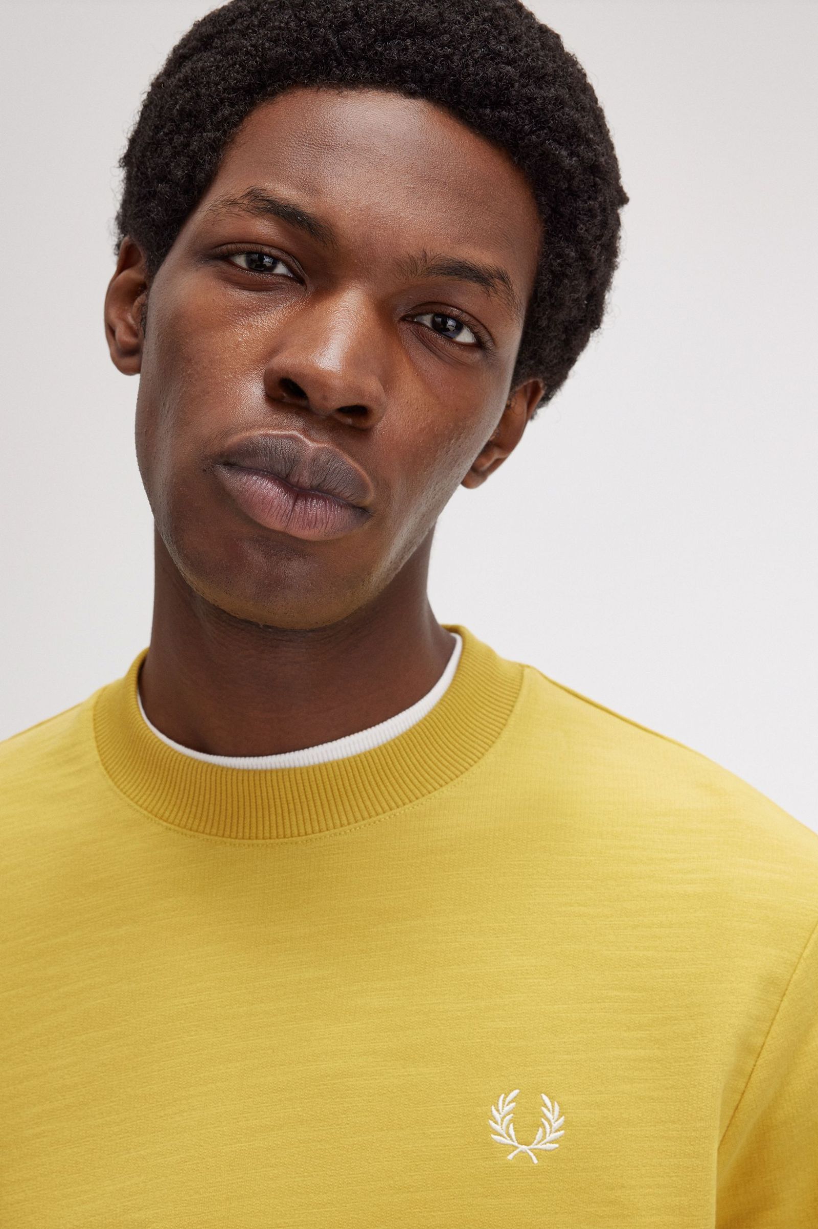 Fred Perry Sweatshirt Bordado Algodão Regular Fit Modelo 5 - detalhe