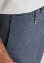 Antony Morato Pantalón azul con bolsillos laterales y micropatrón