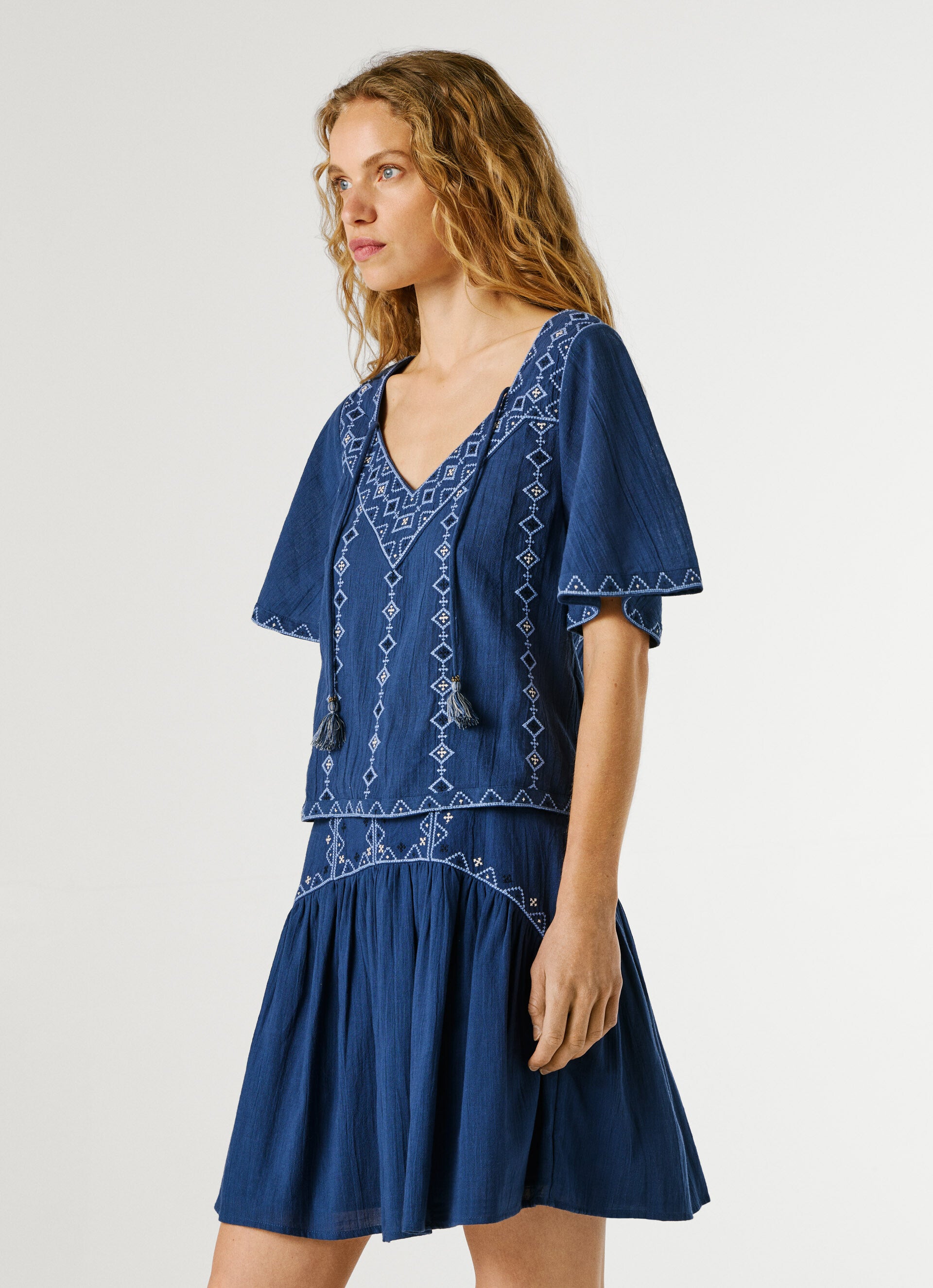 Pepe Jeans blusa voile bordados geométricos decote V borlas
