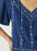 Pepe Jeans blusa voile bordados geométricos decote V borlas