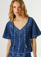 Pepe Jeans blusa voile bordados geométricos decote V borlas
