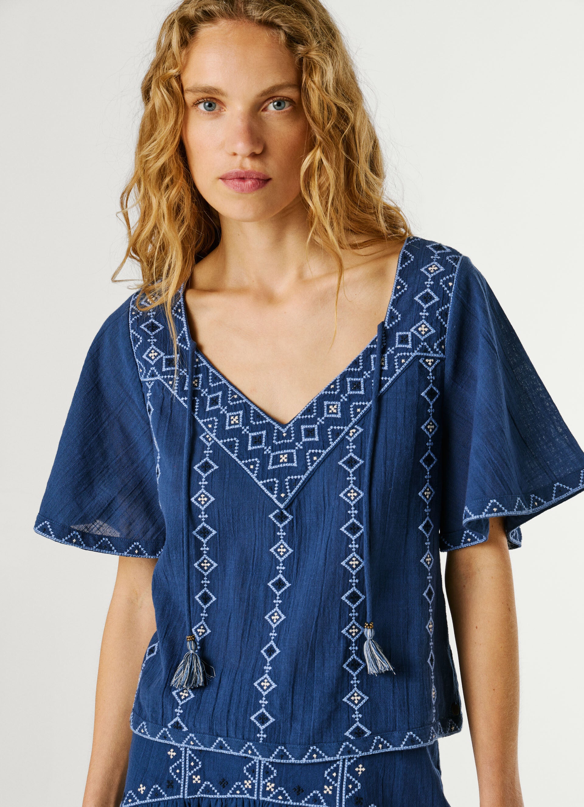 Pepe Jeans blusa voile bordados geométricos decote V borlas
