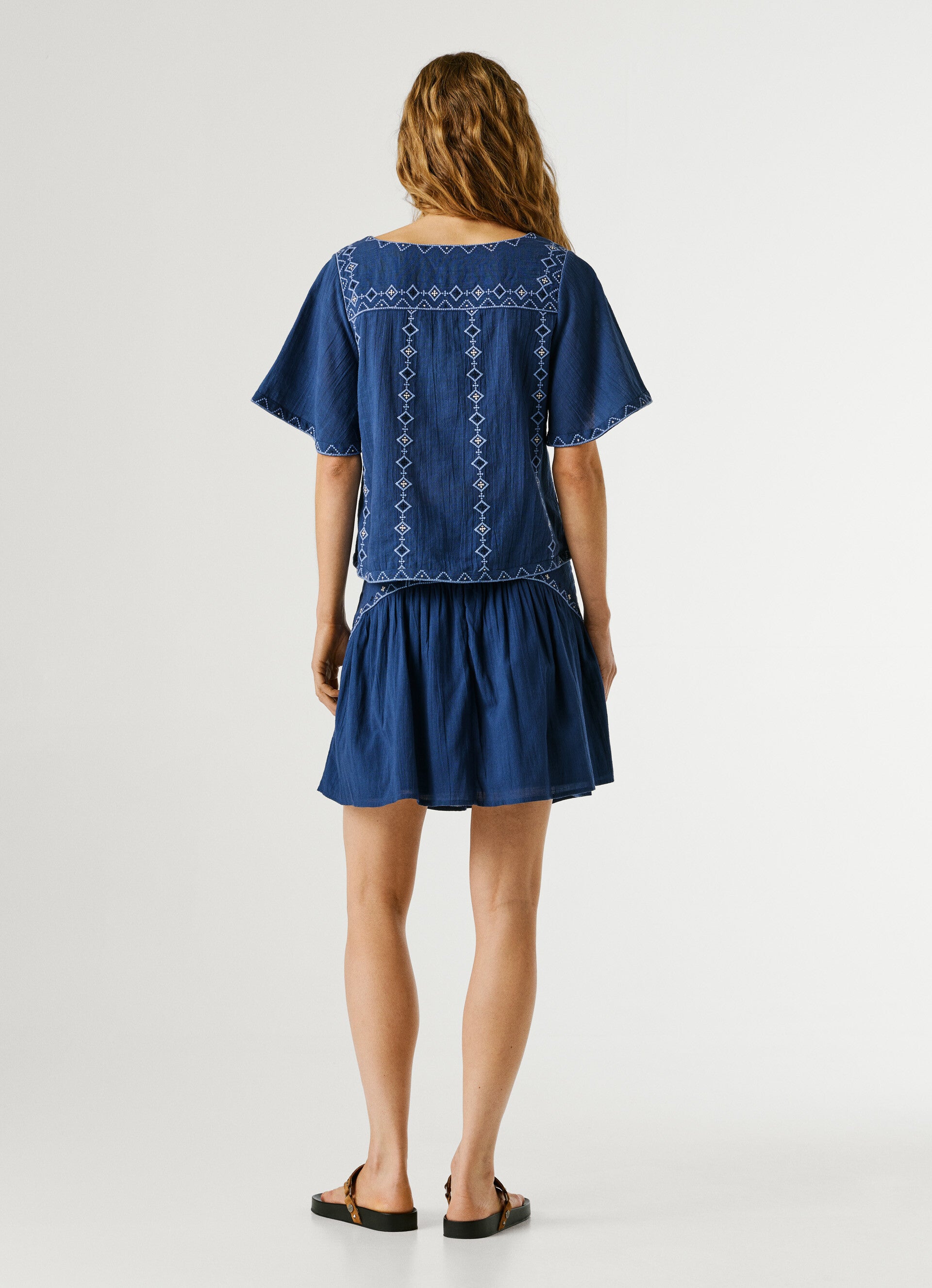 Pepe Jeans blusa voile bordados geométricos decote V borlas